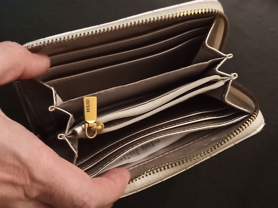 Carteira de senhora marca GUESS