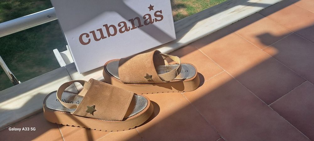 Sandálias Beges Cubanas