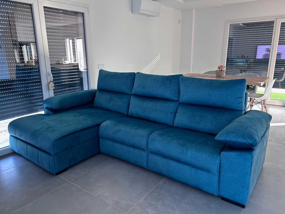 Sofá chaise com baú elevatório + 2 puffs NOVO