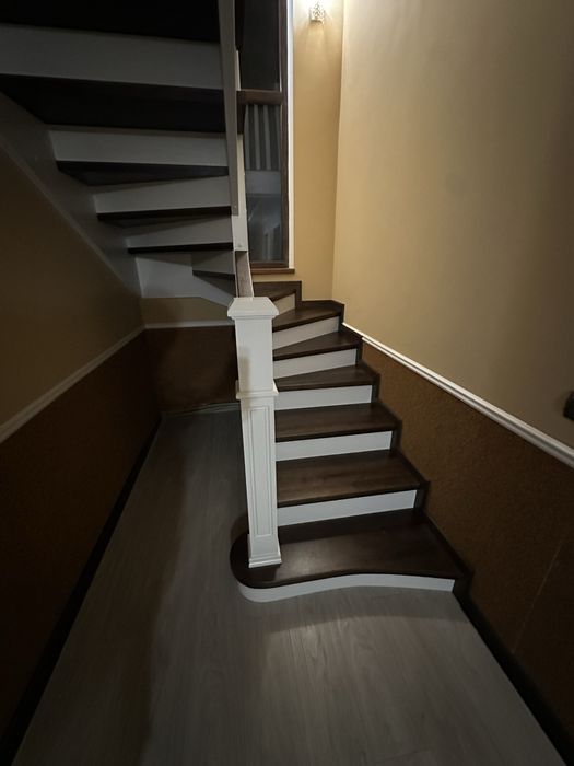 Виготовлення деревʼяних сходів з бука, ясеня, і дуба.