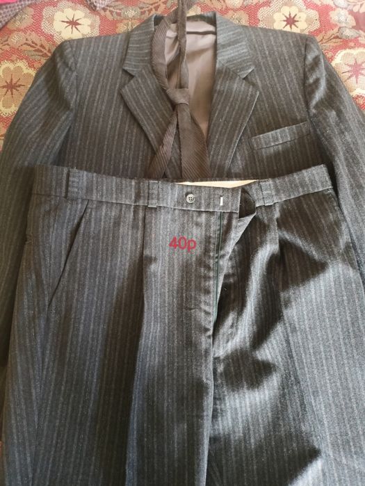 Одяг для чоловіків різних розмірів.