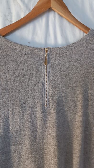 Túnica cinza com fecho costas