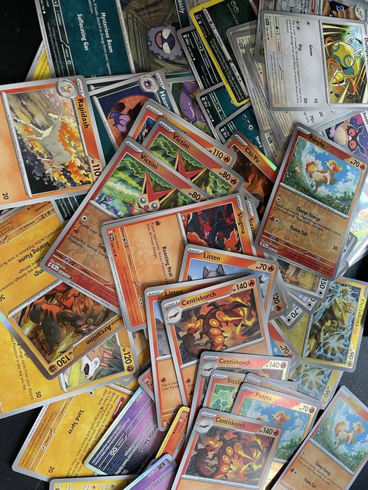Zestaw 20 losowych kart pokémon.