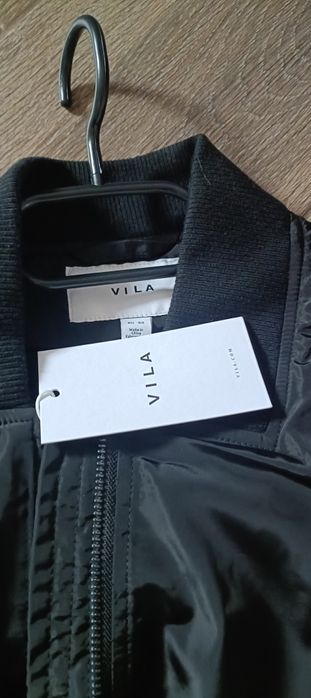 VILA – czarna bomberka oversize
Model: VIBOMBI OVERSIZED BOMBER JACKET