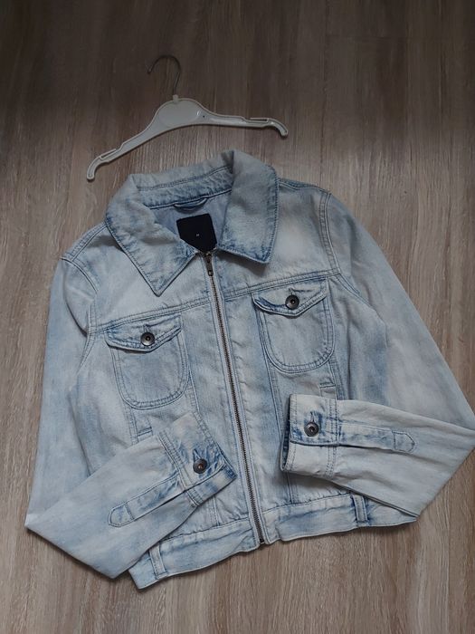 Джинсова курточка на молнії!! Розмір S-M..