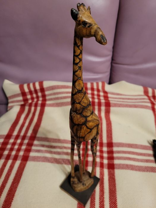 Drewniana rzeźba żyrafy wys. 42 cm.