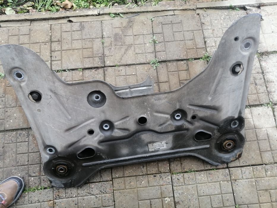 Продам подрамник на РЕНО ТРАФИК