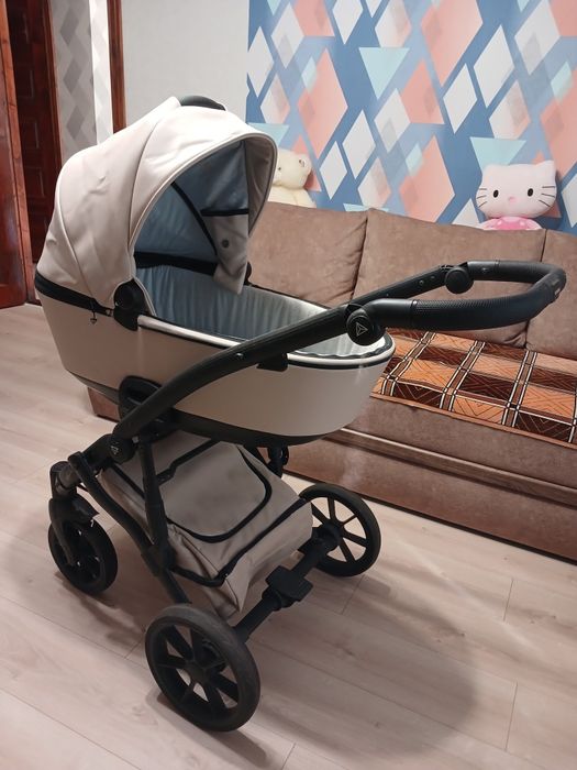 Продам коляску junama space еко шкіра (колір beige) 2 в 1 + автокрісло