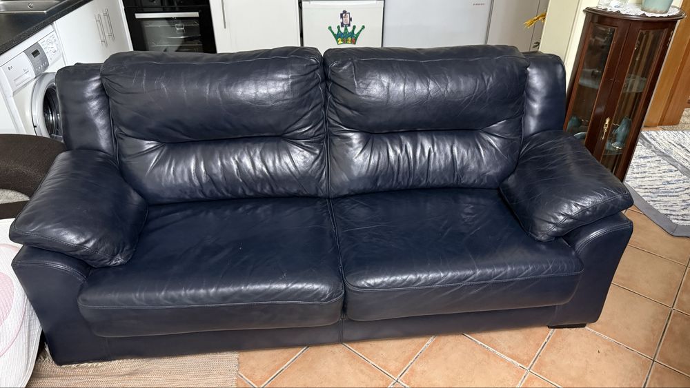 Sofa em pele azul escuro