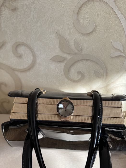 Продам лаковану сумочку