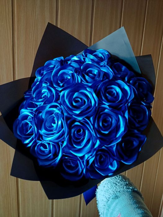 Букет з атласних троянд