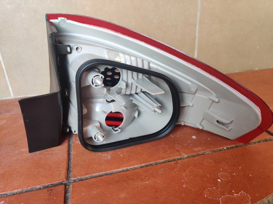 Farolim traseiro à esquerda parte externa para FORD Mondeo Mk4 Sedan
