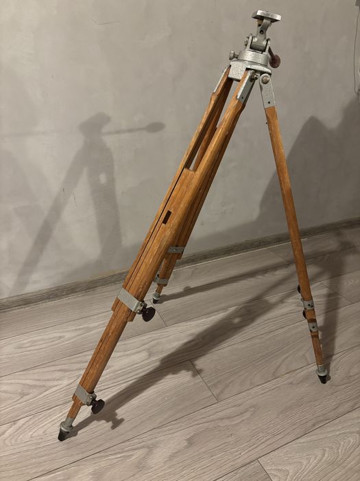 Statyw  - zabytkowy, drewniany i regulowany