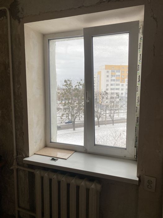 Продам редкую гостинку с балконом на Ньютона...