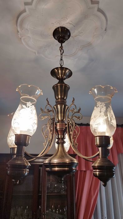 Candeeiro antigo com 5 abajur/tulipas com rara decoração gravada