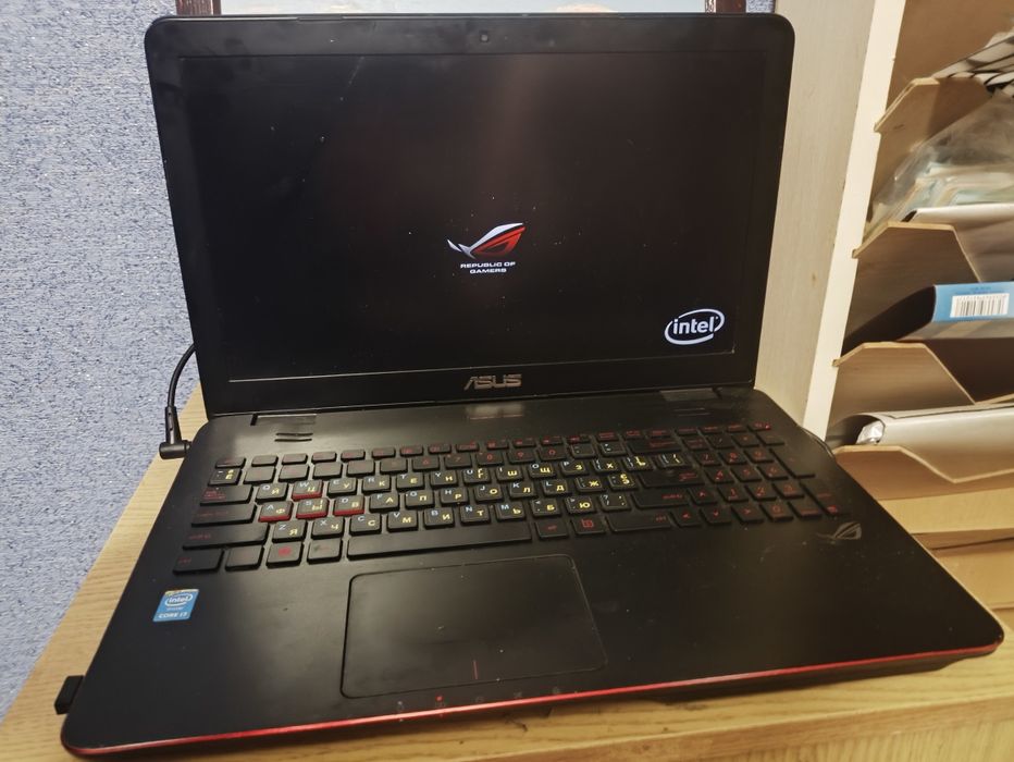 Ноутбук Asus Rog в гарному  технічному стані батарея працює .