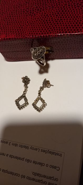 Conjunto de brincos antigos em prata e pequenas pedrinhas