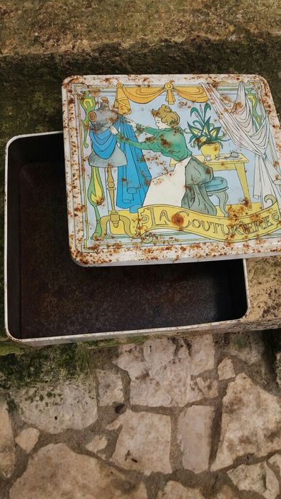 Lata   de colecção , Francesa."