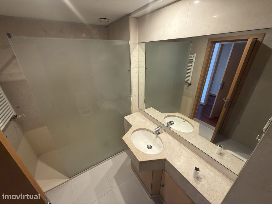 Apartamento T2 com 2 casas de banho e garagem