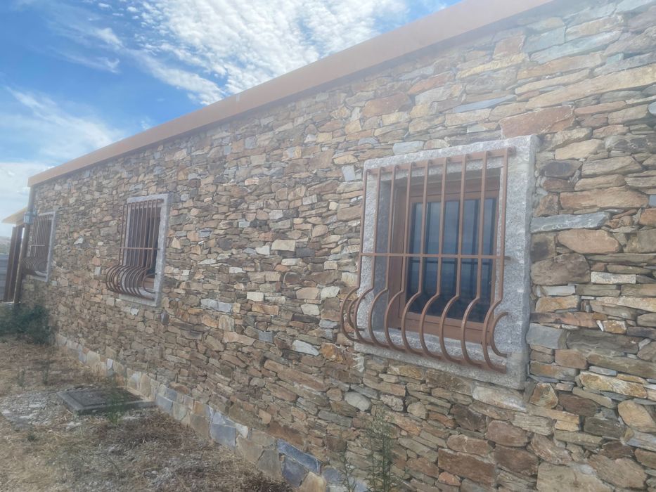 Quinta Mirandela com casa t3 em xisto e Olival