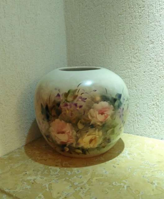 Jarra em porcelana pintada à mão e assinada