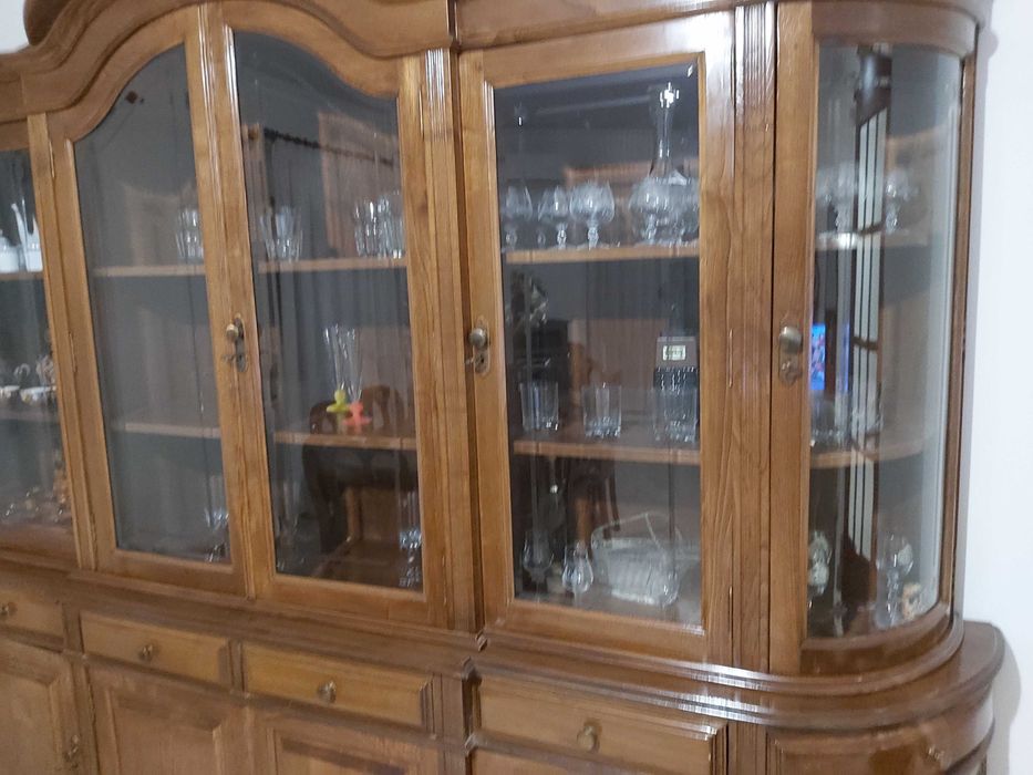 Vendo Moveis de sala completo, Armário, Mesa e Cadeiras. Como novo