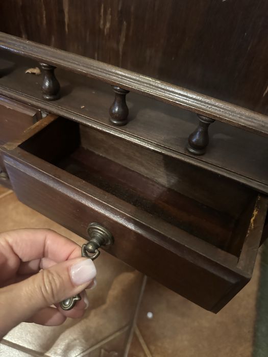 Estante em madeira com gavetas