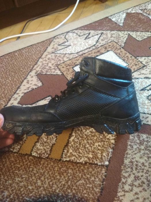 шкіряні ботинки перфорація