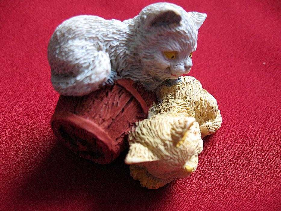 Kot - dwa młode kotki - figurka - 4 x 5 x 4 cm