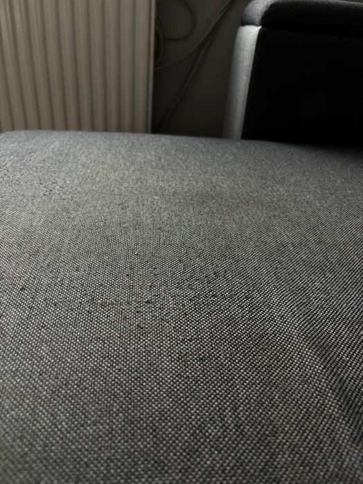 Materiałowa kanapa