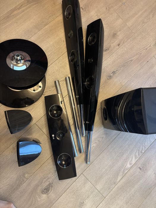Неповний комплект акустики від домашнього кінотеатру LG HT762TZ.