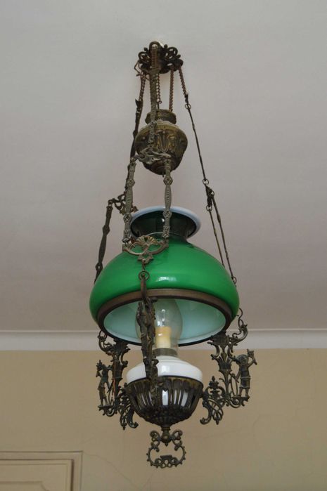 Candeeiro Suspenso Antigo em Bronze e Vidro Opalino.