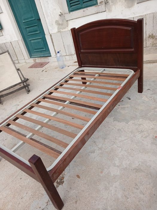 Cama em madeira maciça