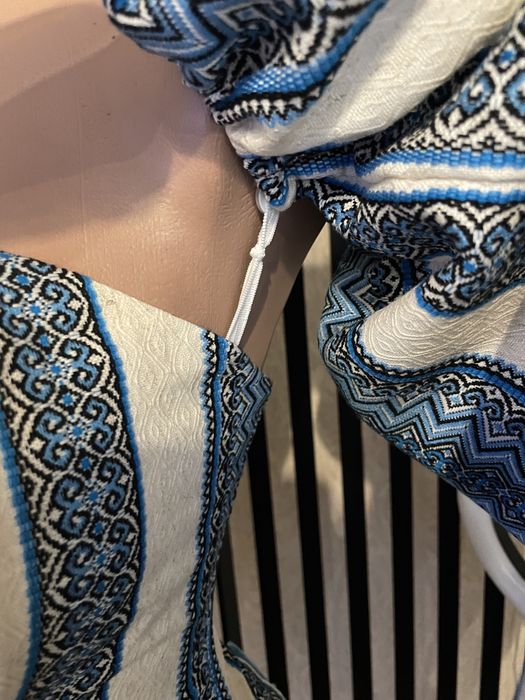 Корсет з вишивкою і рукавами