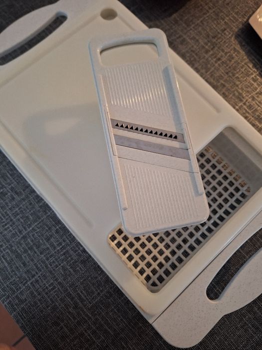 Conjunto tábua, escorredor de legumes, mandolina com acessórios