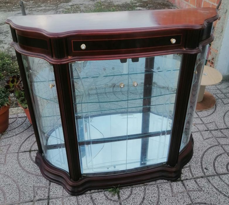 Vendo móvel para decoração, e também arrumação.