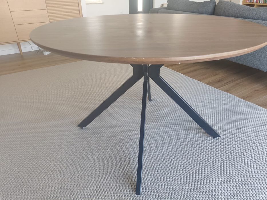 Mesa de jantar em madeira e estrutura em metal preto