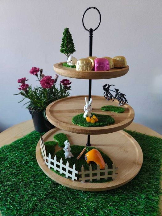 Drewniana etażerka cukernica figurki wielkanoc króliki zające jajka