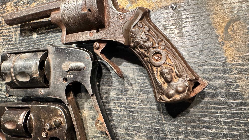 Pistolas antigas para decoração do XIX