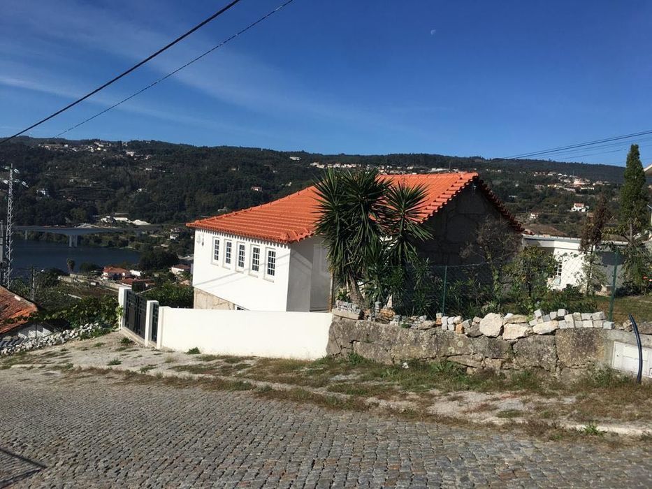vistas maravilhosas sobre o rio (Casa em Pedra)