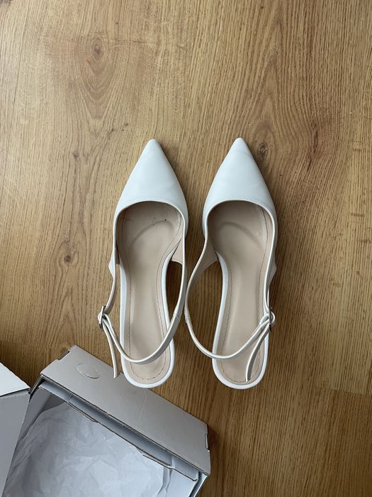 Білі туфлі слінгбеки