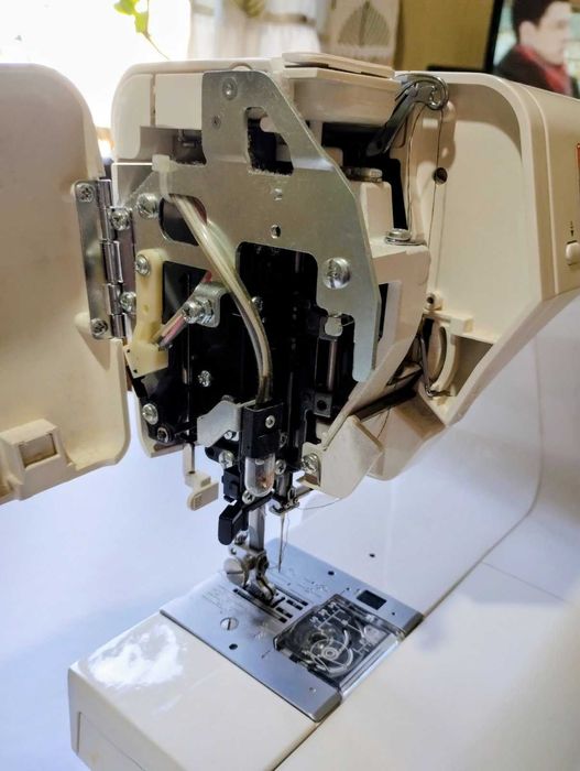Швейная машина Janome 7524E.