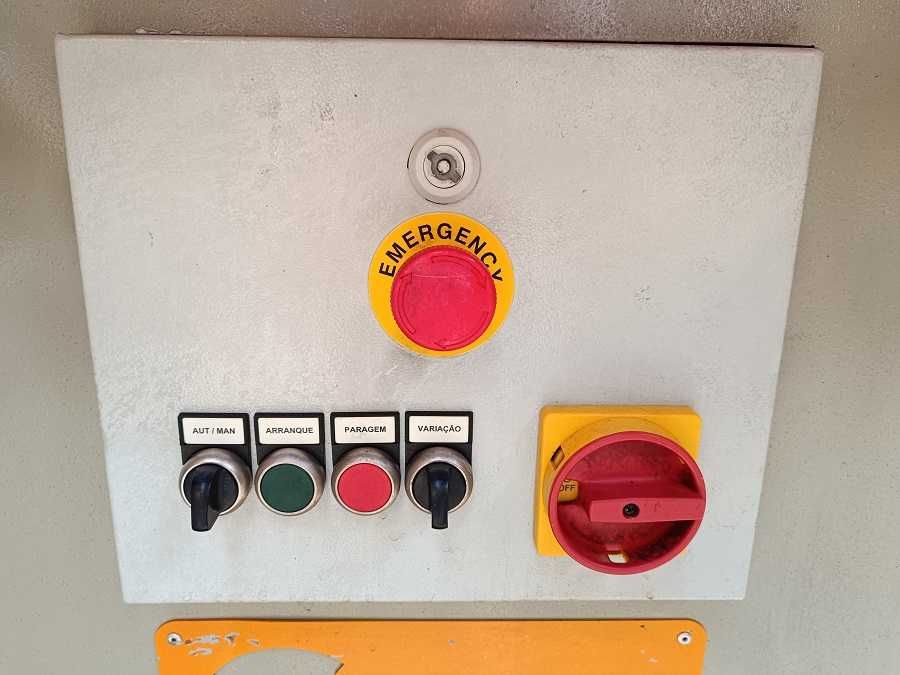 Mavipal | MÁQUINA HIDRÁULICA DE CORTE CANTOS EL6-200AV