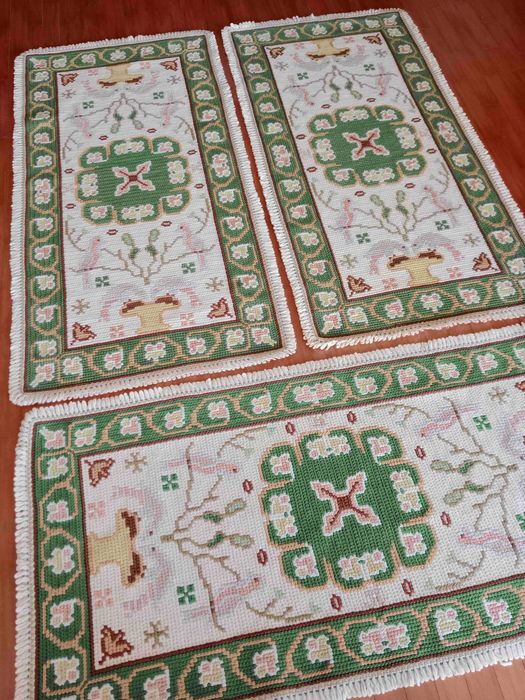 3 Tapetes de Arraiolos / 3 handmade Arraiolos rugs : 140 cm x 72 cm