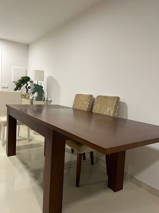 Mesa de madeira extensível + 4 cadeiras