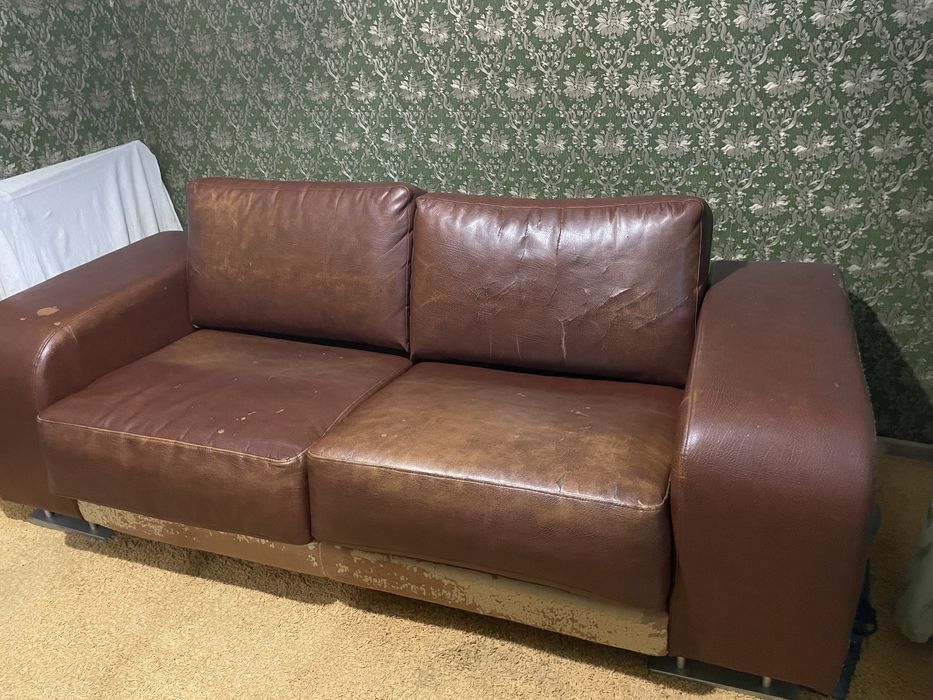 Розкладний шкіряний диван, б/в
