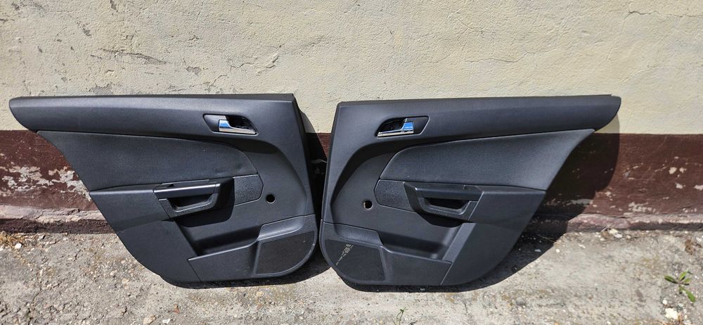 Boczki tylnych drzwi Opel Astra H kombi stan bardzo dobry