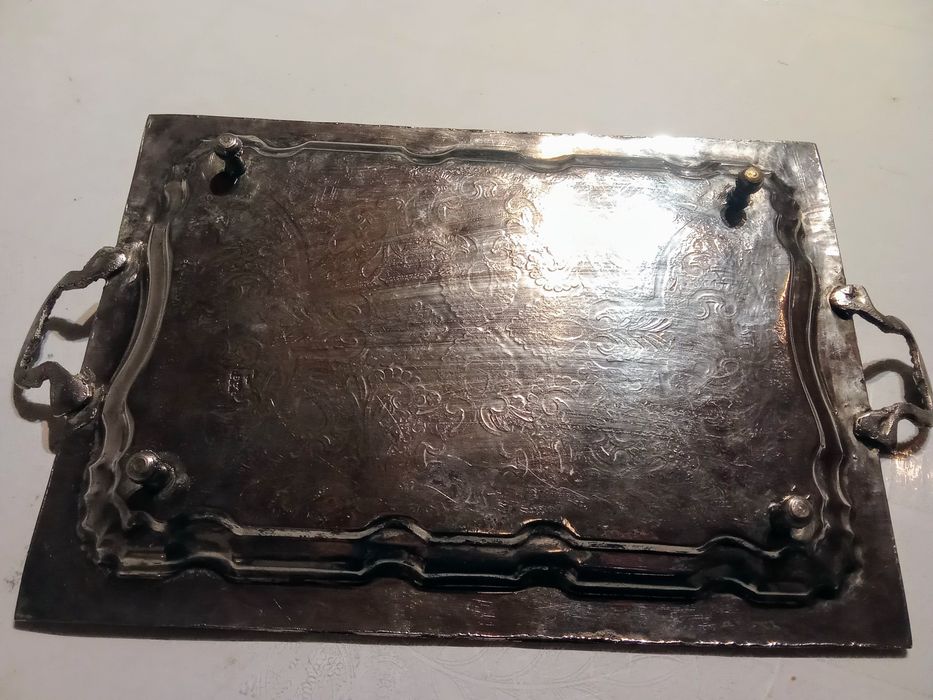 Bandeja banhada a prata, desenhada a mão