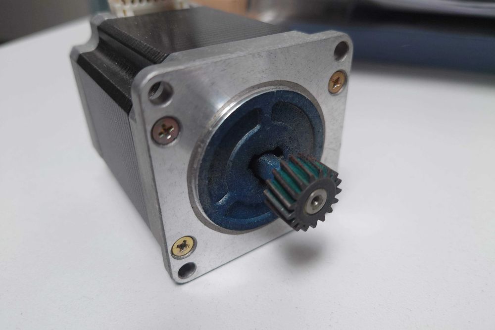 Silnik krokowy Sanyo StepSyn DC 2.5A 1.8 stopnia 103H7125 Japan