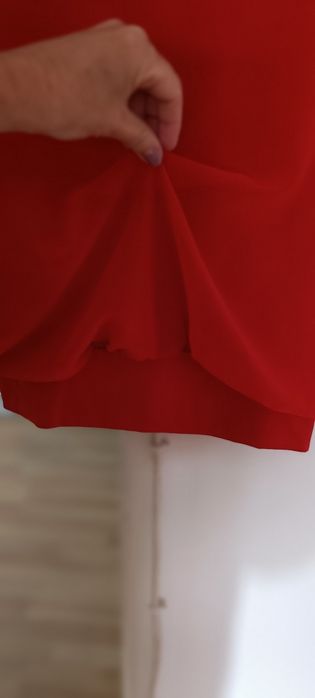 Camisola vermelha aberta de lado usada. Não tem etiqueta, mas veste M.